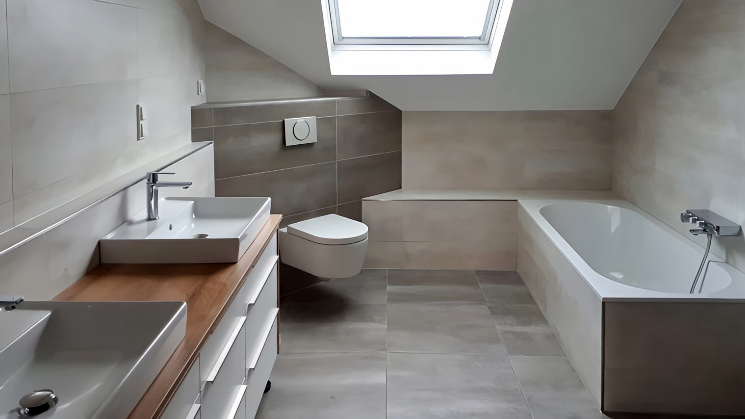 Badezimmer unter einer Dachschräge mit Dachfenster, Doppelwaschtisch mit Holzplatte, wandhängendem WC und in Fliesen eingefasster Badewanne