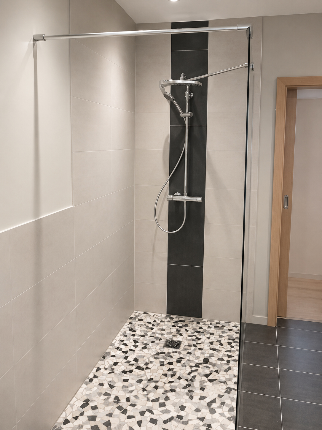 Dusche mit beigen Wandfliesen und Mosaikboden