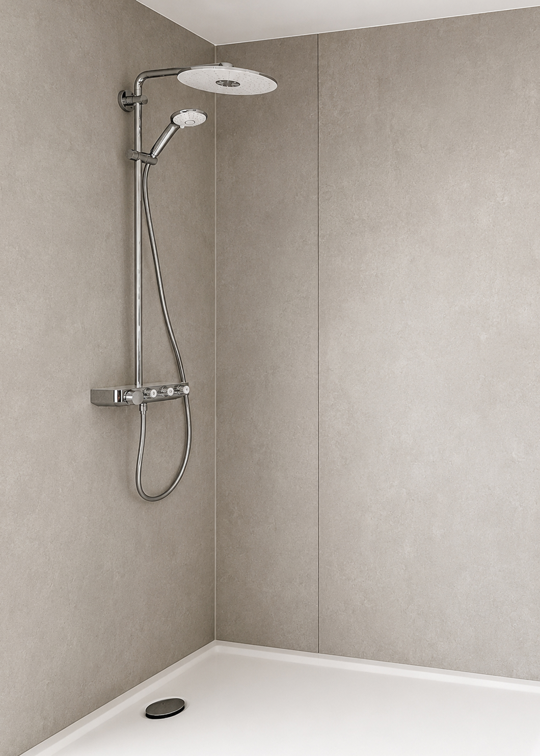 Minimalistische Dusche mit großformatigen Fliesen in Natursteinoptik