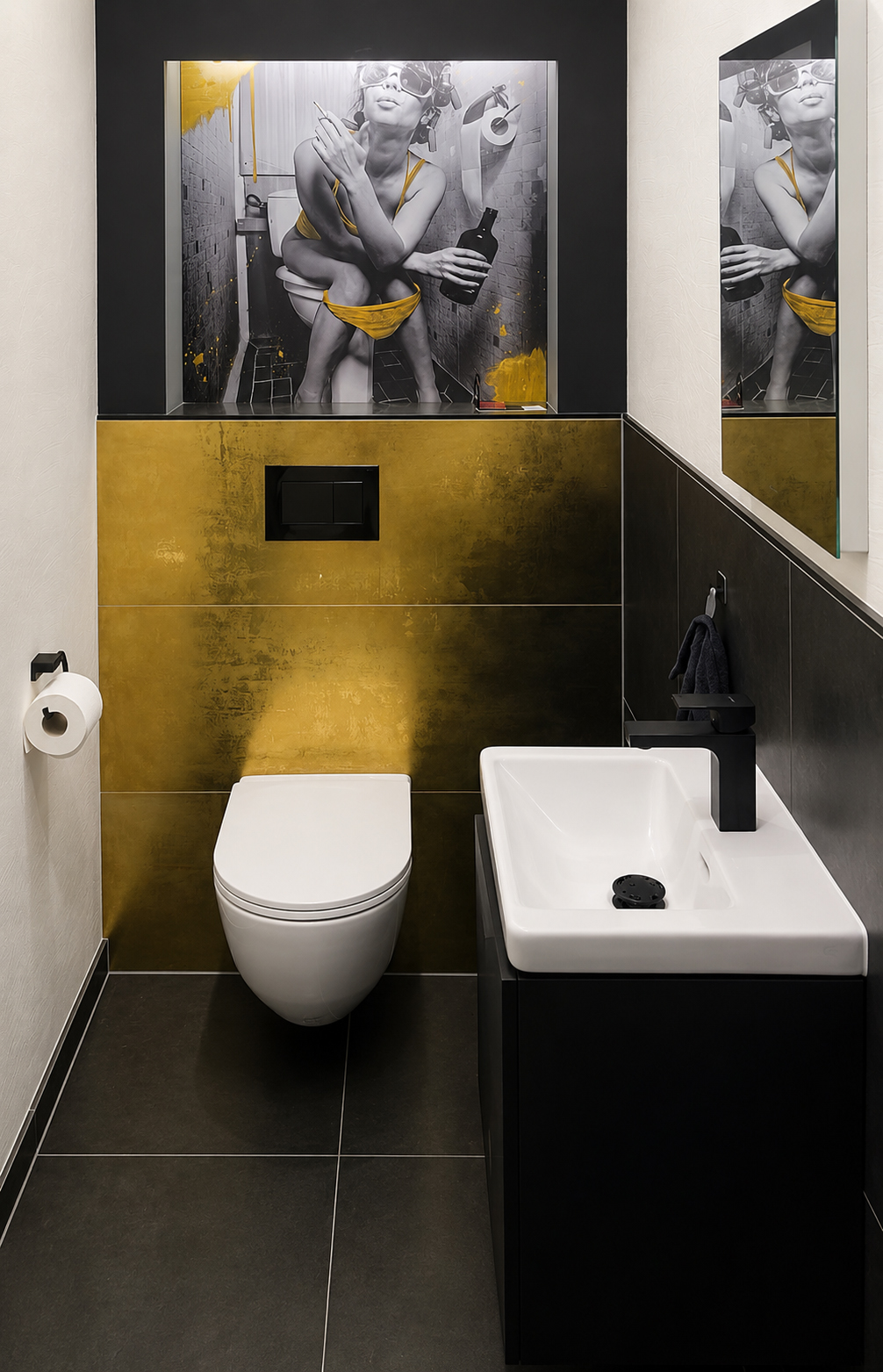 Gäste-WC mit schwarzen Bodenfliesen, goldfarbener Akzentwand hinter dem WC, dunklem Waschtisch und gerahmtem Wandbild